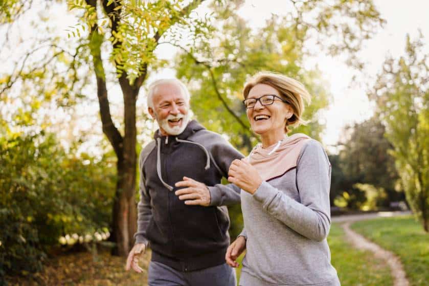 seniors restant en pleine forme soins anti-âge activité physique